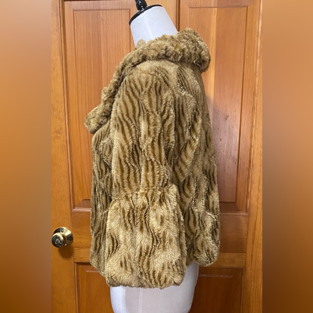 Faux Fur Cropped Jacket With Wing Collar - Picture 3 of 7